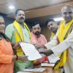 Akhil Bhartiya Adivasi Kashyap Kahar Nishad Bhoi Samanvay Samiti National Co-ordinator Raja Ram Kashyap Gives Memorandum to Cabinet Minister Sadhvi Niranjna Jyoti